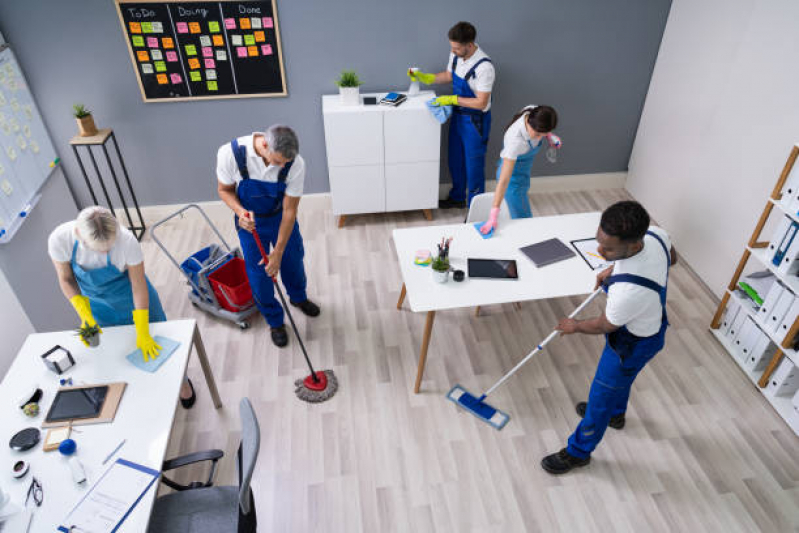 Auxiliar de Limpeza Escola Jaraguá - Auxiliar de Limpeza em Escola Particular